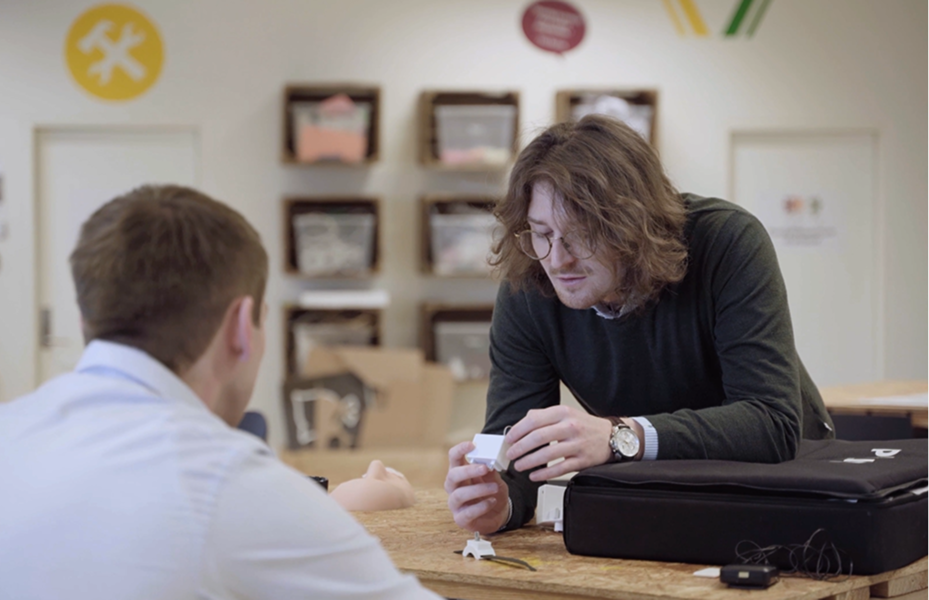 Kristian from EchoVice inspect device